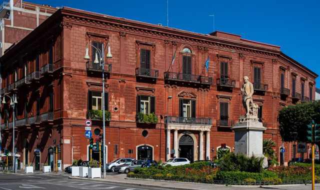 Alla scoperta dell'ottocentesco Palazzo Diana: l'edificio con l'androne "più bello di Bari"